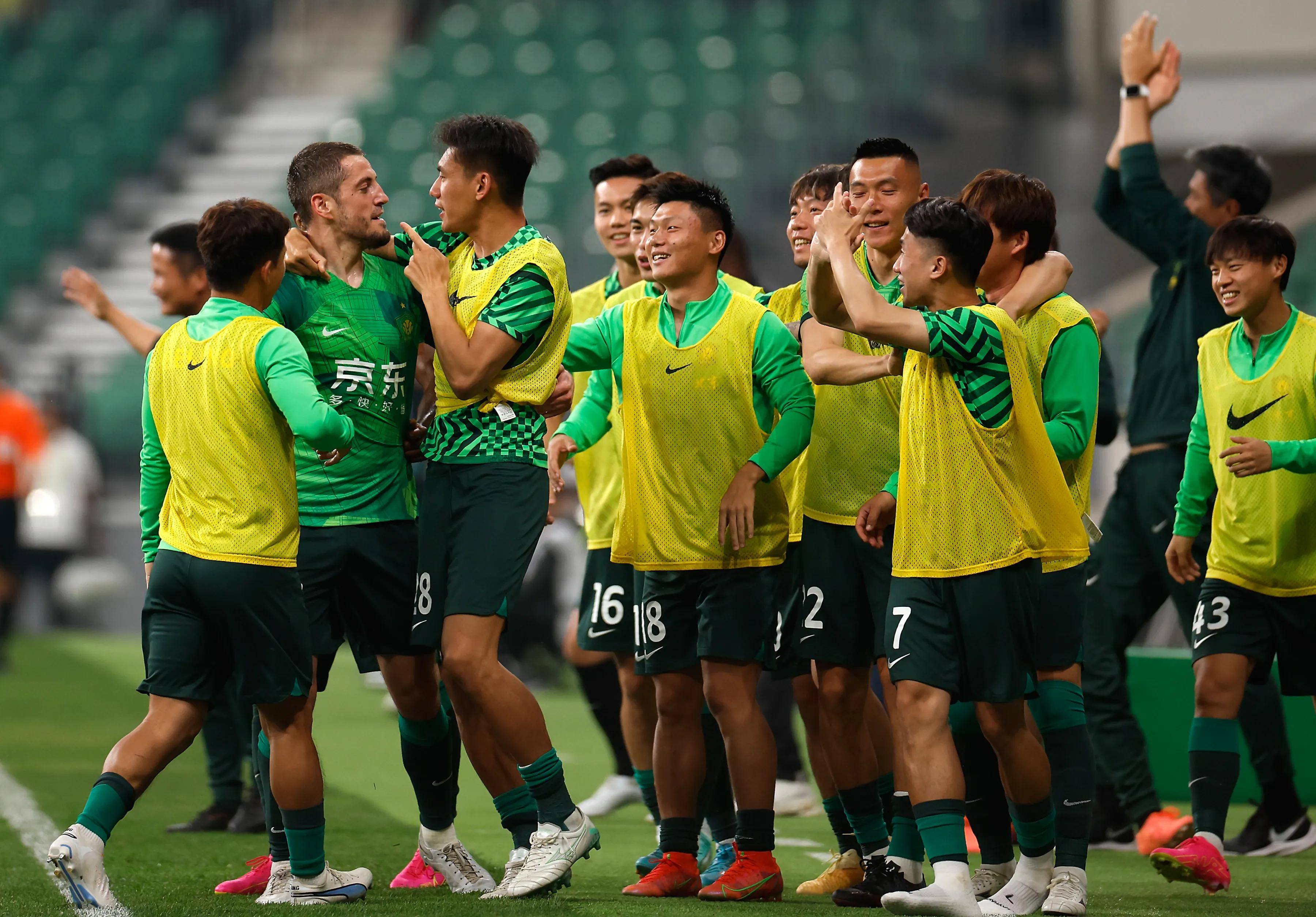 包含刚刚！北京国安围绕亚冠单刀错失广东宏远国际比赛日队长鼓劲，巴塞罗那集结日复出首秀的词条